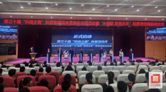 學生們能通過VR遙控機器人、指揮脚球戰隊、與仿